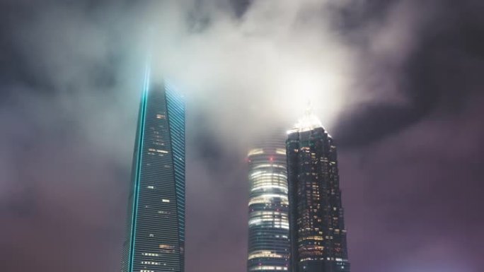 T/L上海现代摩天大楼，夜晚雾气弥漫