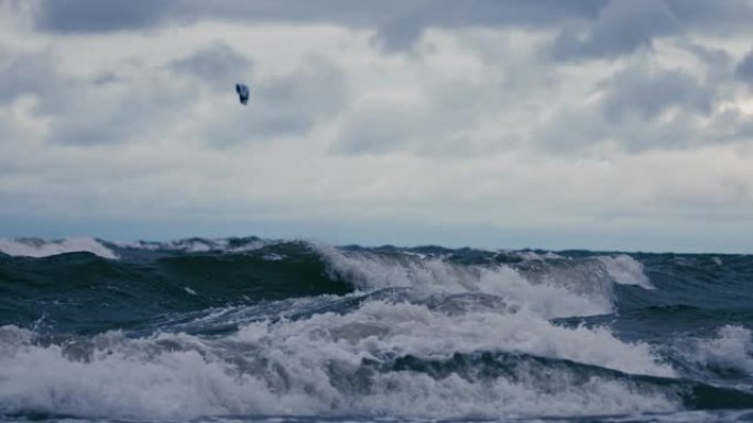 慢动作。人们在海里进行风筝冲浪