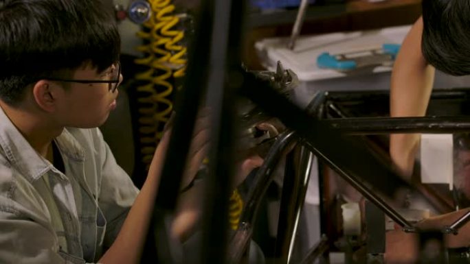 在工作室车间工作的年轻亚洲机械工程师的特写镜头团队。技术与创新理念。