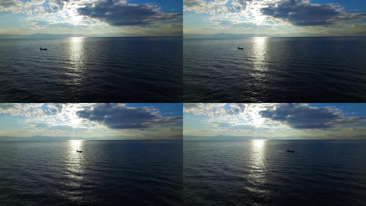 早晨海上的小船海面船只空镜头