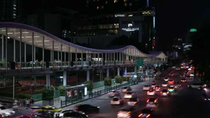延时和倾斜: 曼谷交通和夜间人群。