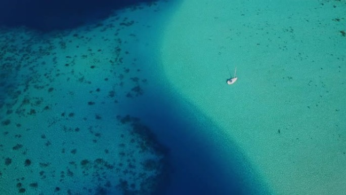 原始泻湖和帆船的鸟瞰图