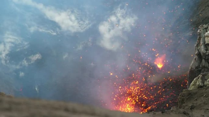 特写: 灼热的熔岩从Yasur山的活跃火山口飞出。