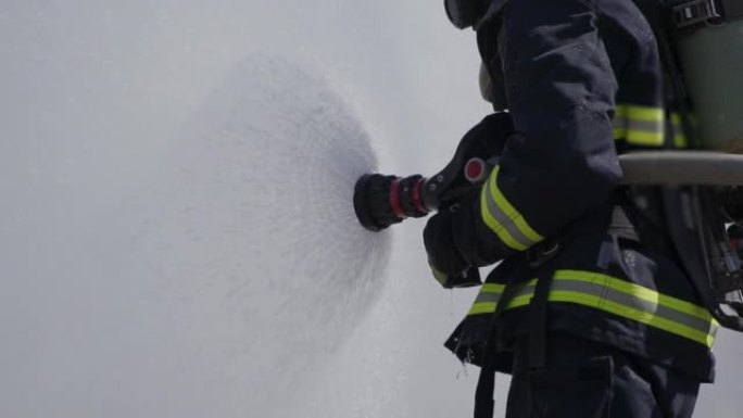 消防员消防员使用消防水带冲出水