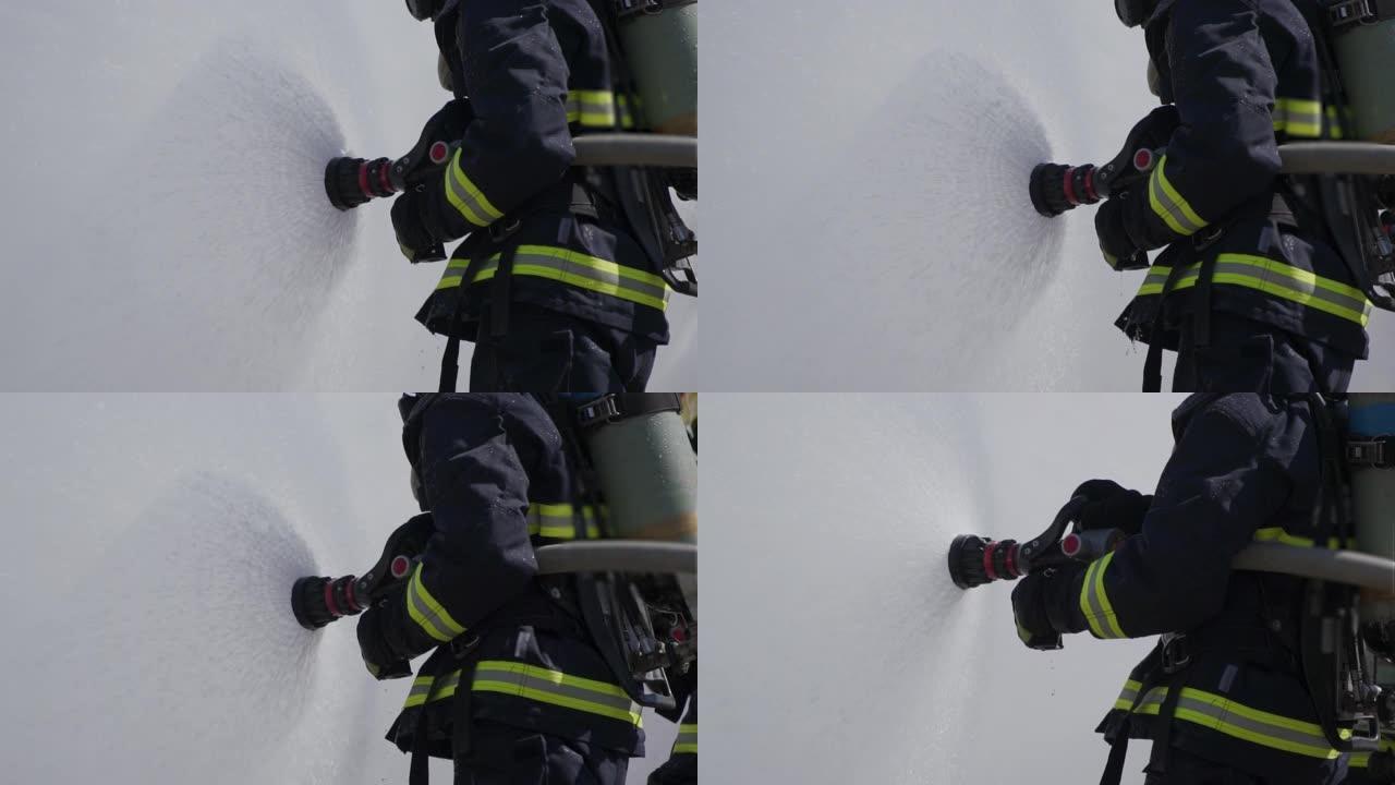 消防员消防员使用消防水带冲出水