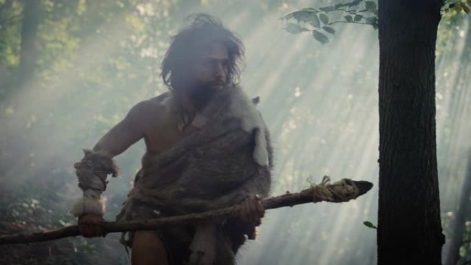 原始穴居人的肖像在史前森林中穿着动物皮和毛皮，用石尖矛狩猎。史前尼安德特人猎人在丛林中使用原始工具进
