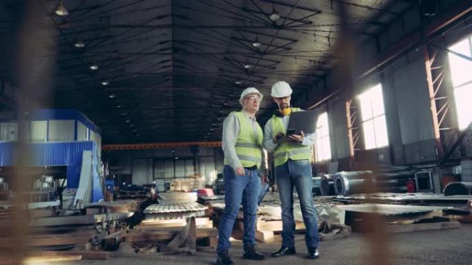 专业重工业工程师。两名工人正在建材厂谈话