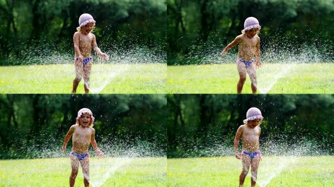 在一个阳光明媚的炎热的日子里，一个婴儿正在玩水，并且非常喜欢用水洗澡。由于水很冷，婴儿非常高兴和微笑