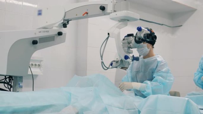 一名妇女在现代诊所进行眼科手术。