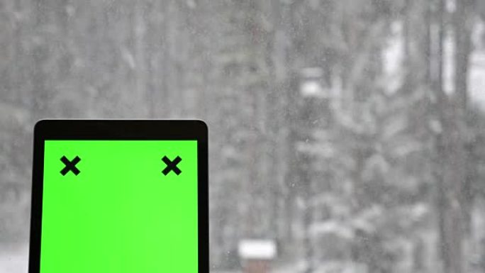 垂直: 窗户下雪时间上的数字平板电脑