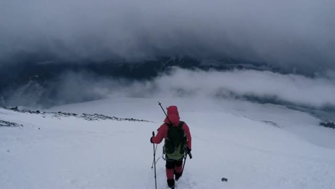 在雪坡上攀登。高加索山脉。视点