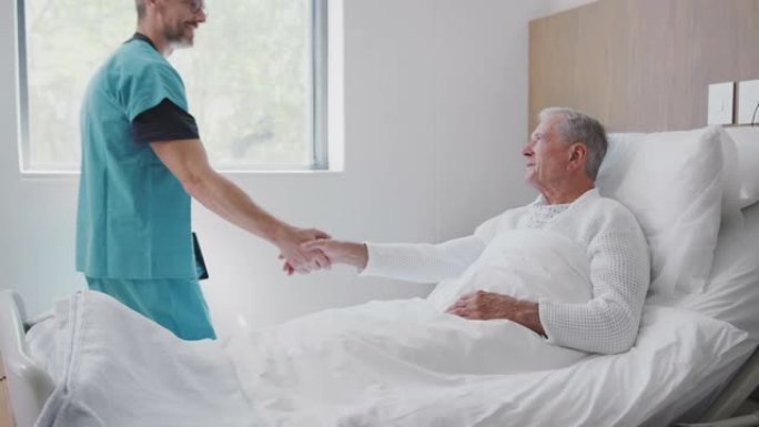 外科医生在老年病室的病床上拜访并与老年男性患者握手