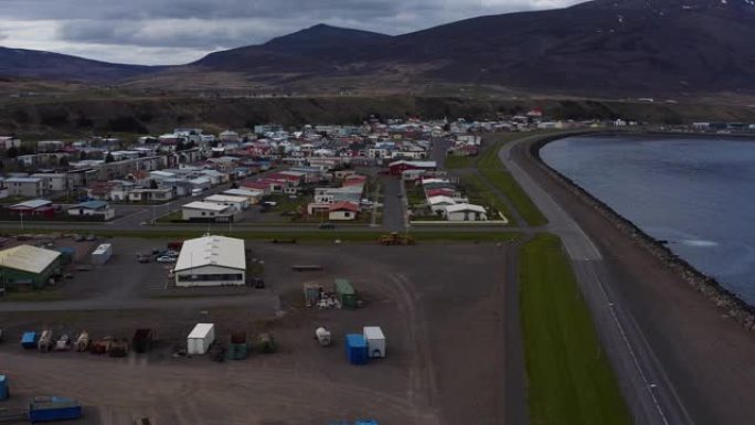 冰岛城市的鸟瞰图沿海居民停车场