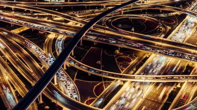 阿联酋迪拜夜间道路交叉口和城市交通的T/L MS ZI鸟瞰图