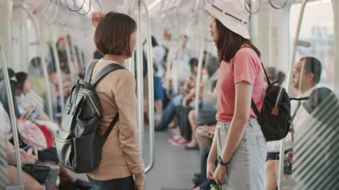 两名女游客在火车上旅行时说话，慢动作