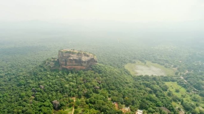 WS崎rock的岩层高耸的朋友阳光明媚，郁郁葱葱，乡村绿色景观，斯里兰卡，叙利亚