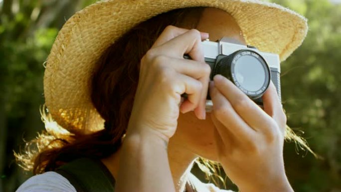 女性徒步旅行者用老式相机4k点击照片