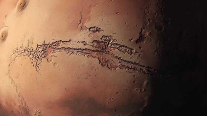 作为终结者的火星表面扫过突出陨石坑的表面