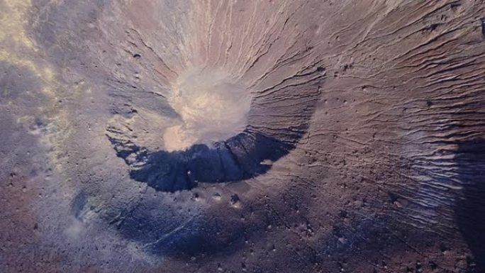 用月球陨石坑或太阳系行星的无人机鸟瞰图。