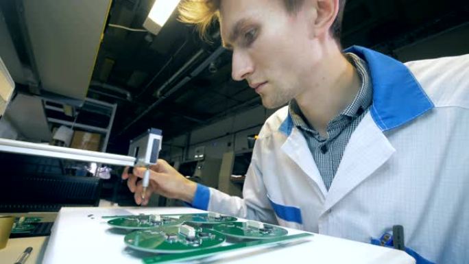 一个工人焊接芯片，微电路，微芯片，集成电路。