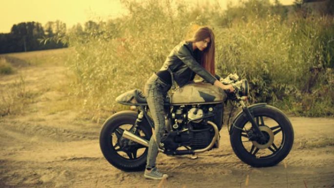 摇滚女人。在摩托车