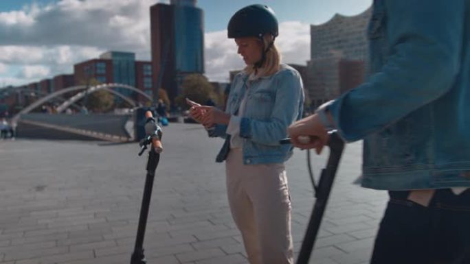 女人用智能手机解锁电动踏板车