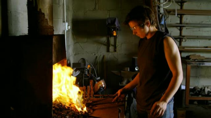 4k火中的女性金属匠加热马蹄铁