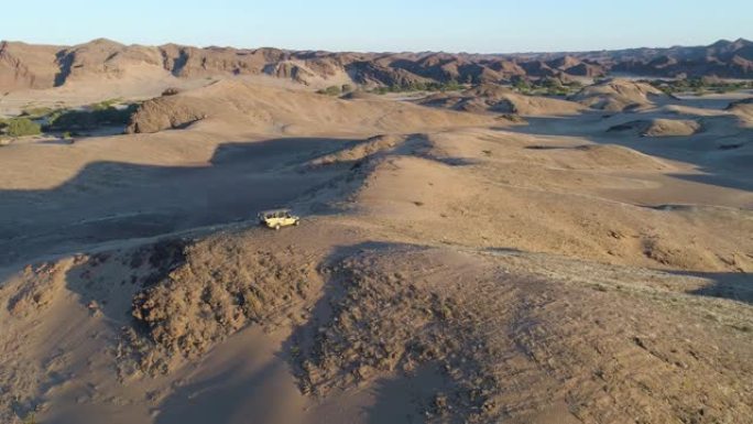 纳米比亚纳米布沙漠Hoanib山谷一辆带游客的4x4野生动物园车辆的4k空中圆形视图