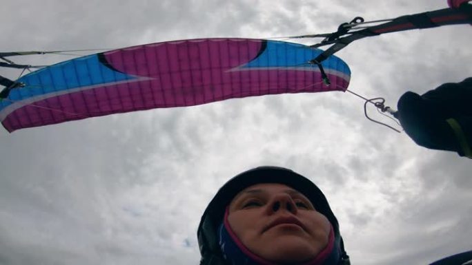 飞行滑翔伞时关闭女人的脸