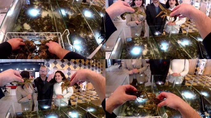 销售人员在海鲜市场向顾客展示活小龙虾的视频