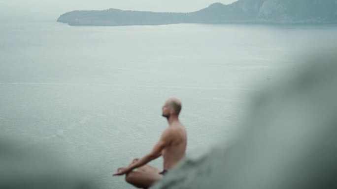 男人冥想。岩石海岸线