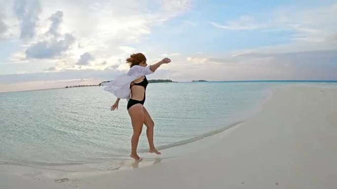 MS到WS无忧无虑的女人在田园诗般的热带海滩上奔跑，马尔代夫