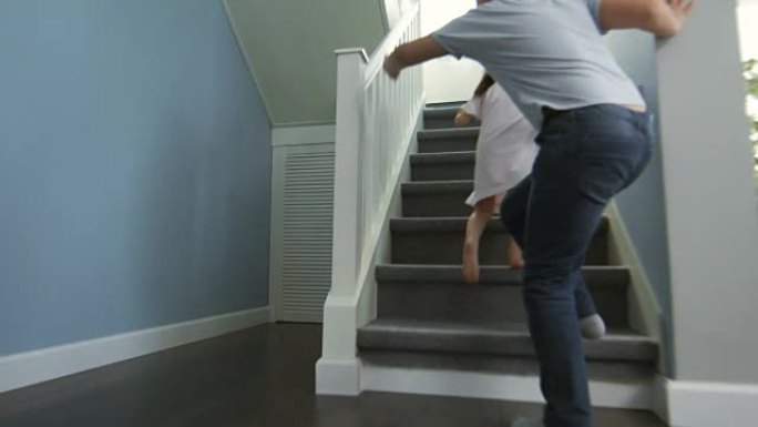 孩子们在楼梯上奔跑