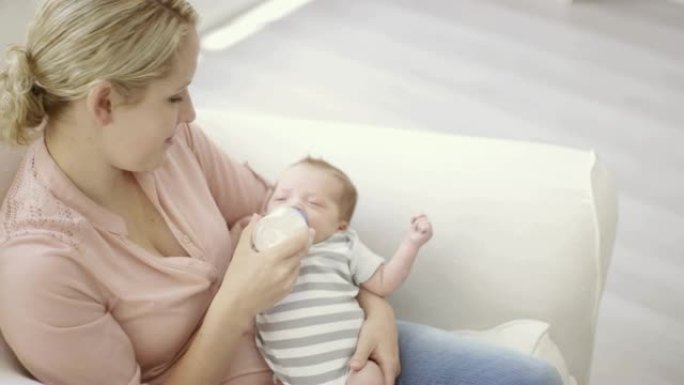 带奶瓶的新生婴儿喂奶奶瓶婴儿