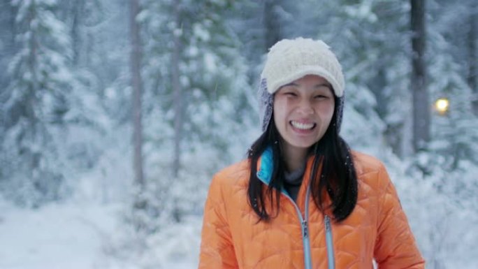 享受降雪的女人美女模特带帽子的美女冰天雪