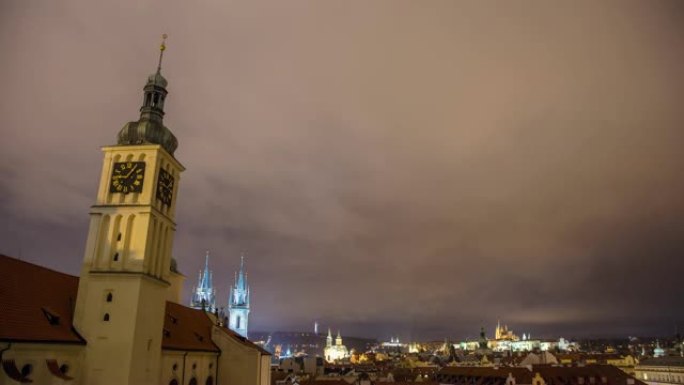 捷克共和国布拉格，夜间，MS时间流逝的云在城市景观上移动