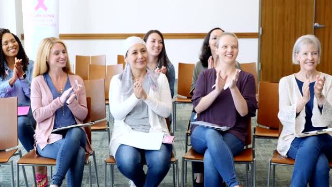 在乳腺癌意识研讨会上，一群妇女为演讲者鼓掌