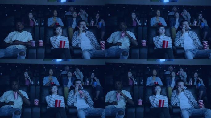学生在电影院看电影的女孩和男孩注视着屏幕