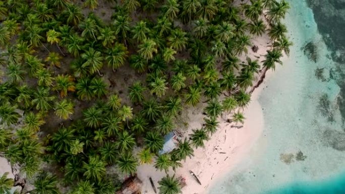热带巴拿马群岛的田园诗般的景色。蓝色海洋和绿色丛林。鸟瞰图