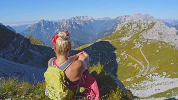 WS女人欣赏朱利安阿尔卑斯山的景色