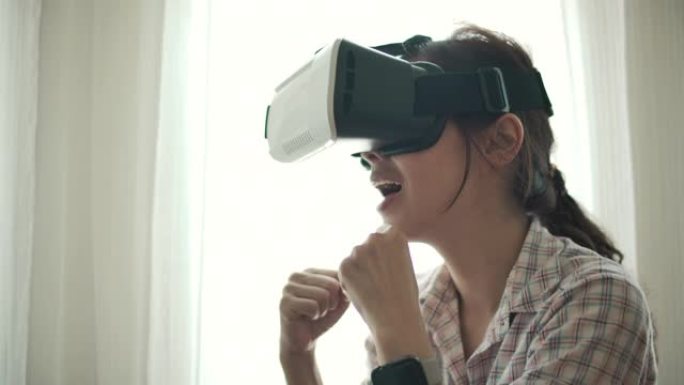 亚洲女子戴VR眼镜在家玩游戏