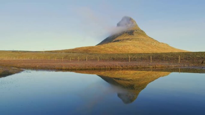 WS风景宁静的冰岛柯克朱费尔山和湖