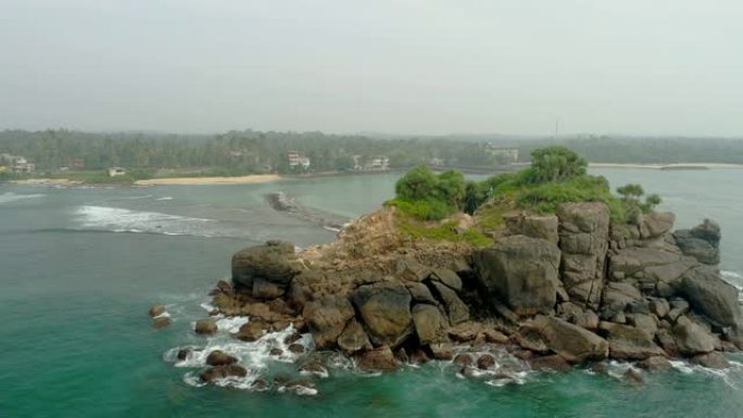 斯里兰卡海岸线外的WS崎rock岩石岛