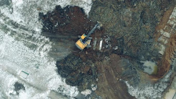 挖土机挖冻土的俯视图