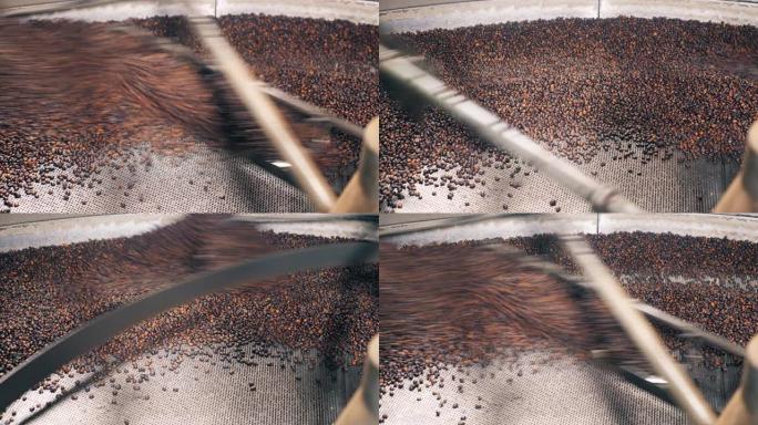 大量的咖啡豆被机械地混合在一起
