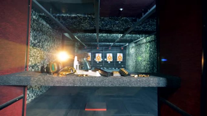 射击室内装有射击用品的训练站