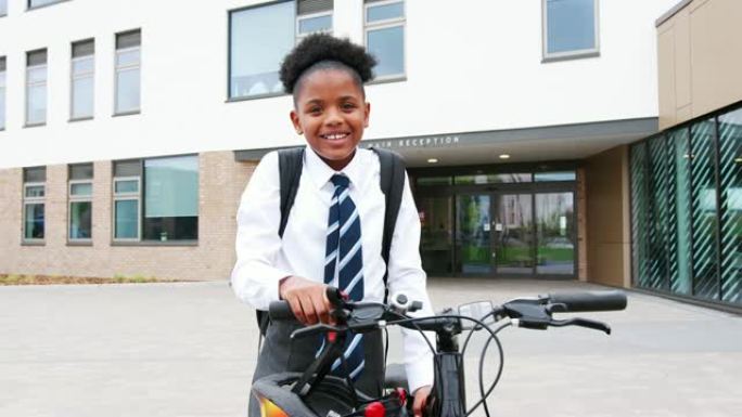 女高中生在校舍外穿着自行车制服的肖像
