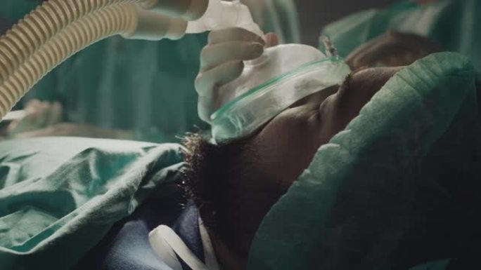 病人躺在床上，脸上戴着氧气面罩