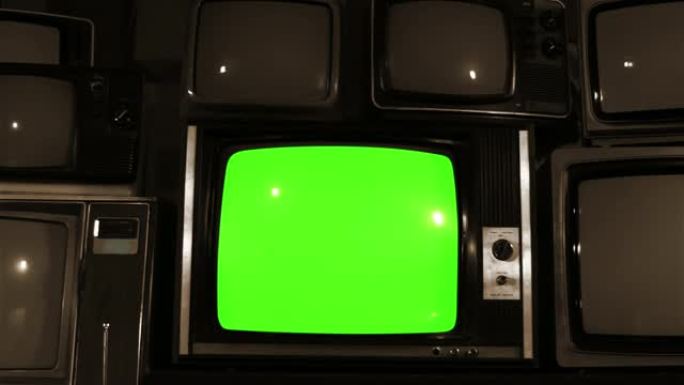 80年代电视绿屏与许多80年代电视。多莉进来了。棕褐色色调。