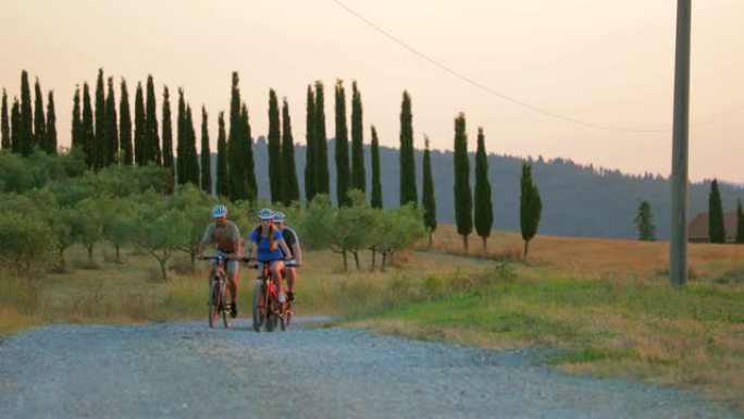 年轻人在意大利骑自行车